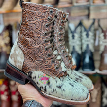 Cargar imagen en el visor de la galería, Botas Lacer - Unique Cowhide Pattern Leather Tooled Boots