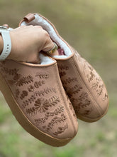 Cargar imagen en el visor de la galería, Canela Conchita - Warm Slippers
