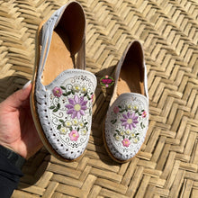 Cargar imagen en el visor de la galería, Rosaura White - Embroidered Huaraches