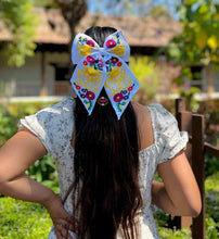 Cargar imagen en el visor de la galería, Moño - Embroidered Class of 25 Short Bow