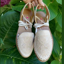 Cargar imagen en el visor de la galería, Natural Butterfly Tooled Lace Up