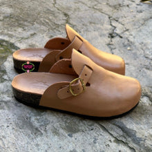 Cargar imagen en el visor de la galería, Corcho - Tan Leather Slides