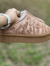 Cargar imagen en el visor de la galería, Canela Conchita - Warm Slippers