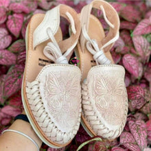 Cargar imagen en el visor de la galería, Natural Butterfly Tooled Lace Up