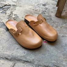 Cargar imagen en el visor de la galería, Corcho - Tan Leather Slides