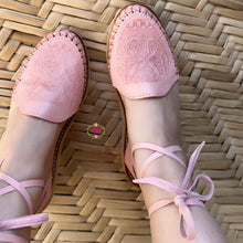 Cargar imagen en el visor de la galería, Rose Butterfly Tooled Lace Up