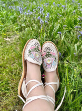 Cargar imagen en el visor de la galería, Irene 3D- white Embroidered Lace Up Huaraches