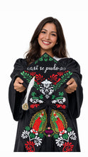 Cargar imagen en el visor de la galería, Si Se Pudo - Embroidered graduation cap topper