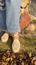 Cargar imagen en el visor de la galería, Rosaura Natural- Embroidered Lace Up Huaraches