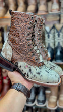 Cargar imagen en el visor de la galería, Botas Lacer - Unique Cowhide Pattern Leather Tooled Boots