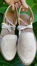 Cargar imagen en el visor de la galería, Natural Butterfly Tooled Lace Up