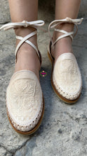 Cargar imagen en el visor de la galería, Natural Butterfly Tooled Lace Up