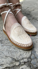 Cargar imagen en el visor de la galería, Natural Butterfly Tooled Lace Up
