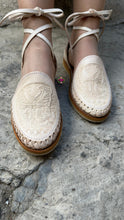 Cargar imagen en el visor de la galería, Natural Butterfly Tooled Lace Up