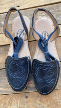 Cargar imagen en el visor de la galería, Mexico - Black Tooled lace up