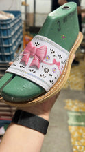 Cargar imagen en el visor de la galería, White Coquette - Mexican Pink Bow Sandals