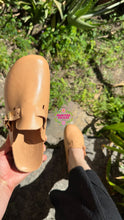 Cargar imagen en el visor de la galería, Corcho - Tan Leather Slides