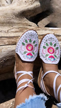Cargar imagen en el visor de la galería, Berenice Embroidered Lace Up Huaraches