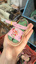Cargar imagen en el visor de la galería, Fresita Pink Buckle