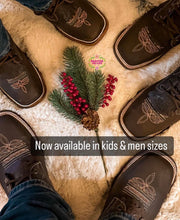 Cargar imagen en el visor de la galería, Botas Lacer - Chocolate Leather Tooled Boots