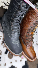 Cargar imagen en el visor de la galería, Botas Lacer - Black Leather Tooled Boots