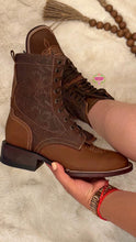 Cargar imagen en el visor de la galería, Botas Lacer - Tan Leather Laced Tooled Boots