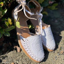 Cargar imagen en el visor de la galería, Mexico - White Tooled Flat Lace Up