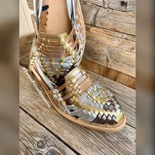 Cargar imagen en el visor de la galería, Tres Oros huaraches in Gold- No Braid