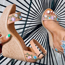 Cargar imagen en el visor de la galería, Tan Floral wedges