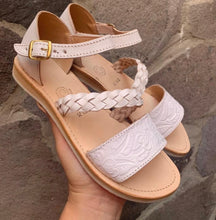 Cargar imagen en el visor de la galería, Trenzita Blanca- White Tooled Braid