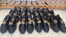 Cargar imagen en el visor de la galería, Mocasines Artesanales - Black