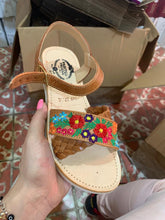 Cargar imagen en el visor de la galería, Yaritza- Tan Buckle