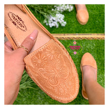 Cargar imagen en el visor de la galería, Mariposa hermosa - Butterfly Tooled Leather Flats