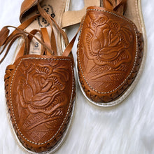 Cargar imagen en el visor de la galería, Mexico - Tan 2 Tooled Lace Up