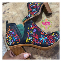 Cargar imagen en el visor de la galería, De colores botín - Embroidered Floral Booties