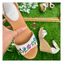 Cargar imagen en el visor de la galería, White Floral wedges