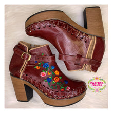 Cargar imagen en el visor de la galería, Jardín Negro - Black Leather Embroidered Booties
