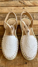 Cargar imagen en el visor de la galería, Mexico - White Tooled Lace Up