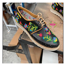 Cargar imagen en el visor de la galería, Xochime - Black Embroidered Loafer