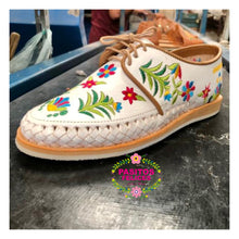 Cargar imagen en el visor de la galería, Xochime - White Embroidered Loafers