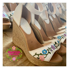 Cargar imagen en el visor de la galería, White Floral wedges