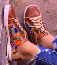 Cargar imagen en el visor de la galería, Tani - Embroided Sneakers