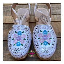 Cargar imagen en el visor de la galería, Primavera Blanca - White Embroidered Leather Lace up Huaraches