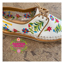 Cargar imagen en el visor de la galería, Xochime - Black Embroidered Loafer
