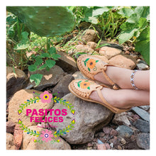 Cargar imagen en el visor de la galería, Buckle Embroidered Sunflower - Light Tan
