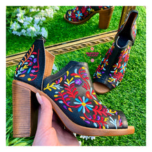Cargar imagen en el visor de la galería, De colores botín - Embroidered Floral Booties