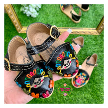 Cargar imagen en el visor de la galería, Muñeca Lele - Black Buckle