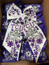 Cargar imagen en el visor de la galería, TCU White Embroidered Bow - Moño Blanco
