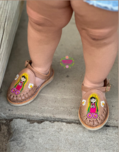 Cargar imagen en el visor de la galería, Virgencita Tan Buckle
