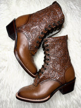 Cargar imagen en el visor de la galería, Botas Tacón Cubano Lacer - Shedron Round toe
